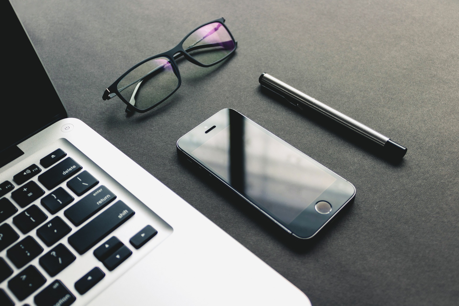 Ordinateur et appareil photo - Digital Emeraude Informatique